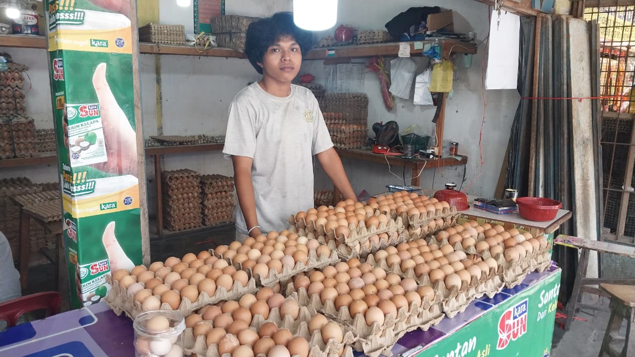 Salah satu lapak pedagang telur di Pasar Lubukbuaya, Senin (26/1/2026).