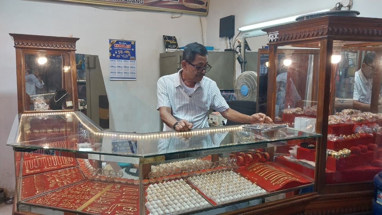 Salah satu toko emas di Pasar LubukBuaya, Senin (26/1/2026).