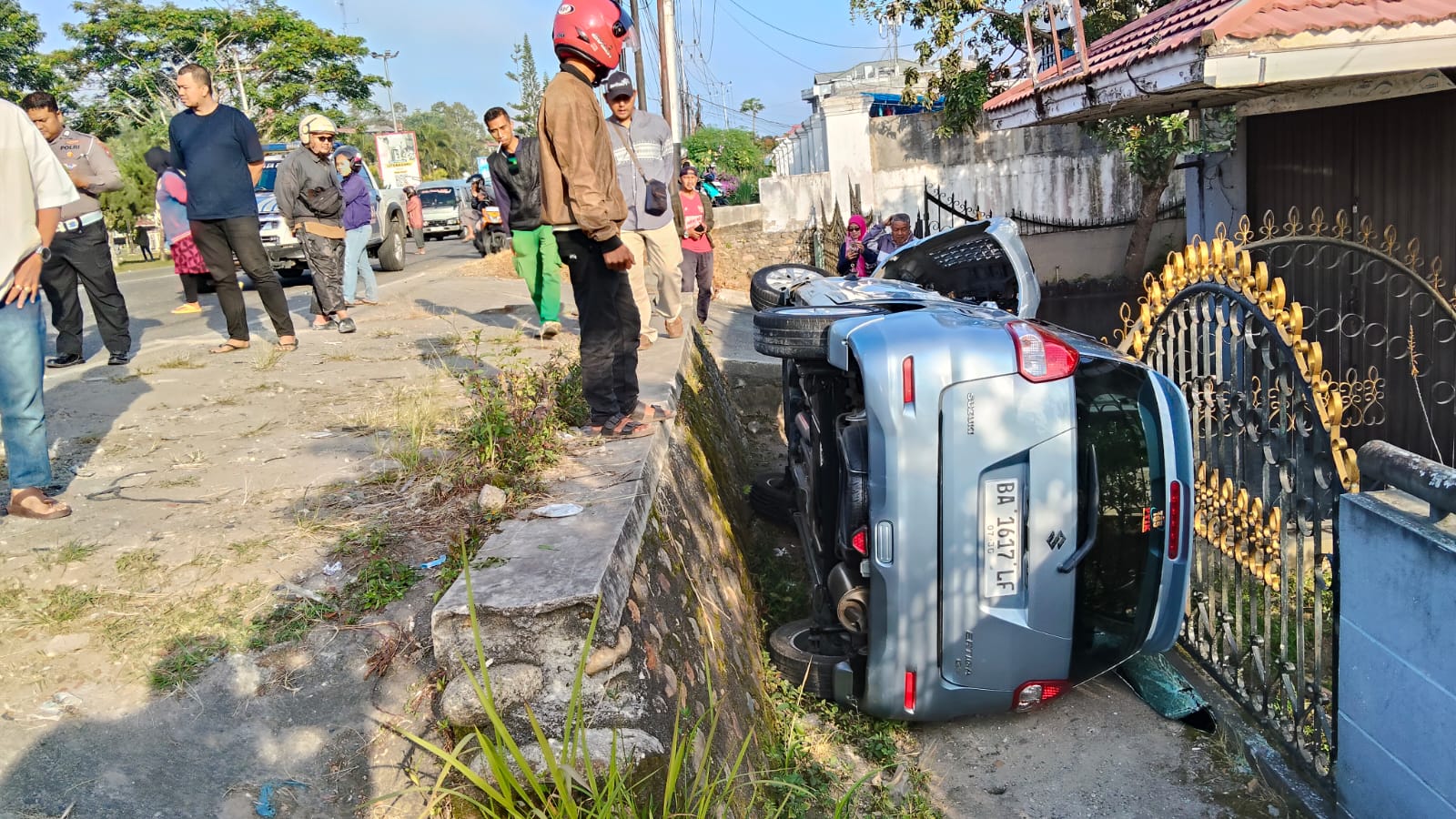 Kecelakaan beruntun terjadi di kawasan Jalan By Pass KM 1, tepatnya di depan AA Mart, Kelurahan Kubu Gulai Bancah, Kota Bukittinggi melibatkan mobil dan truk, Senin (26/1/2026).
