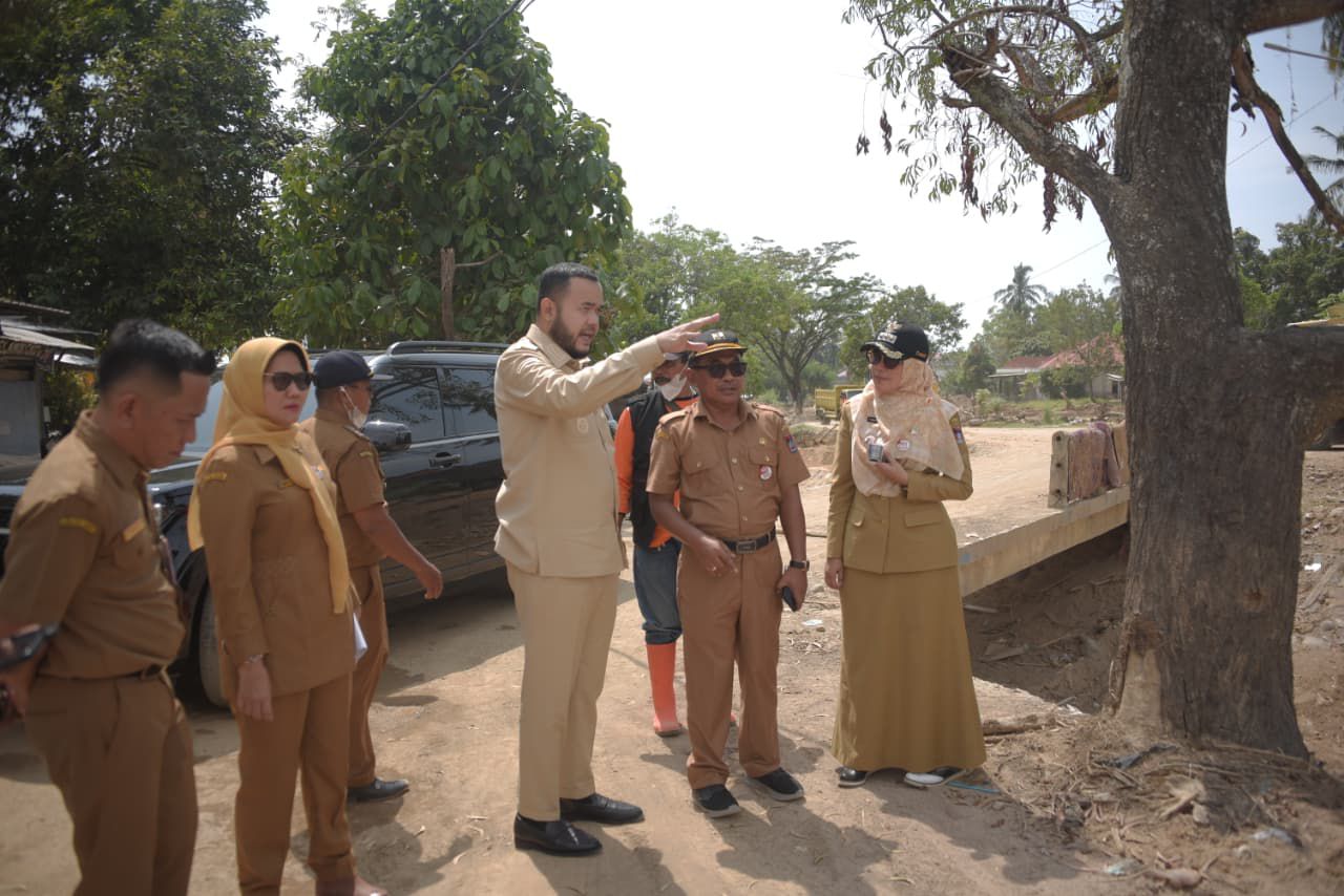 Wali Kota Padang Fadly Amran meninjau pengerjaan pengerukan sedimen di kawasan Bendungan Gunung Nago, Kecamatan Pauh, Senin (26/1/2026).