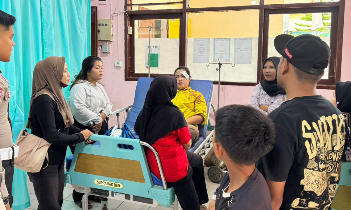 Penumpang L300 yang mengalami luka-luka dirawat ke Puskesmas Dangung-Dangung.