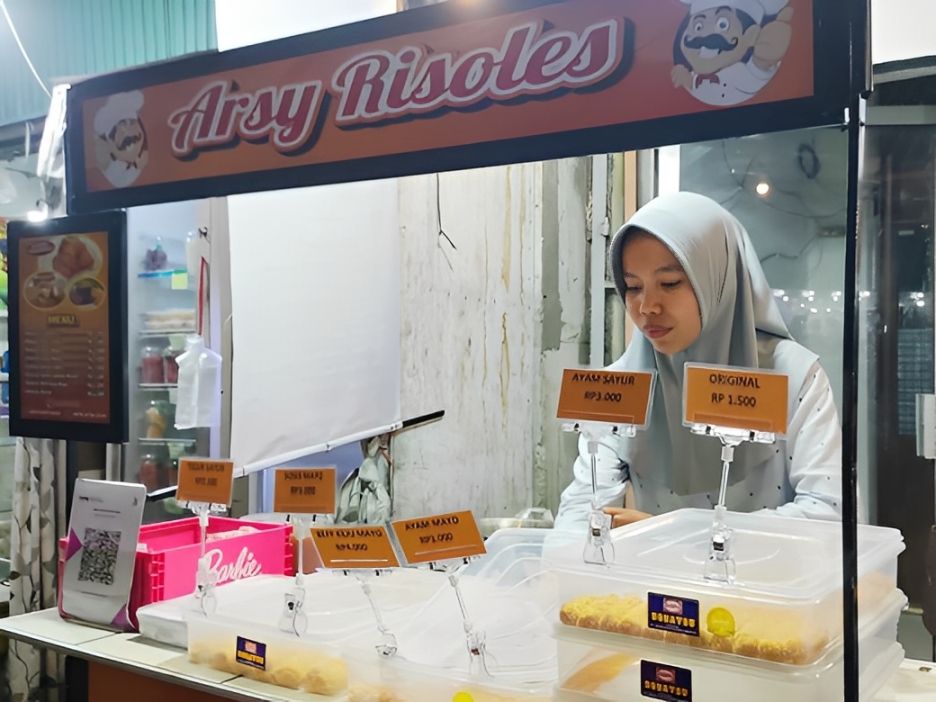 Arsy Risoles membuka gerai ke-6 di Tunggulhitam Padang. Tersedia 8 varian risoles mulai Rp1.500, bahan premium, dan pembayaran QRIS. (Foto: Randi/Padeks)