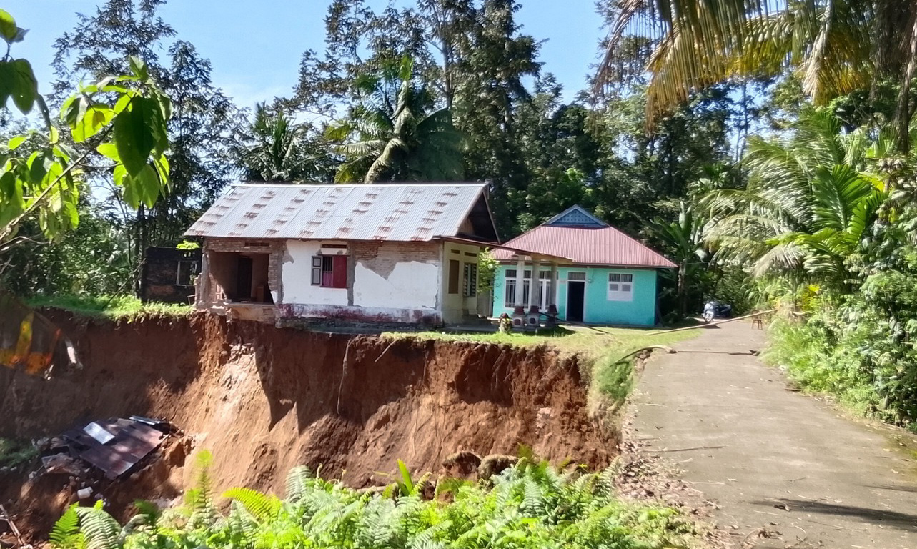 Pemko Pariaman membuka uji publik data kerusakan rumah dampak cuaca ekstrem 2025 untuk validasi, dan relokasi, Senin (26/1/2026). Potret bencana di Punggung Lading, 29 November 2025 lalu.