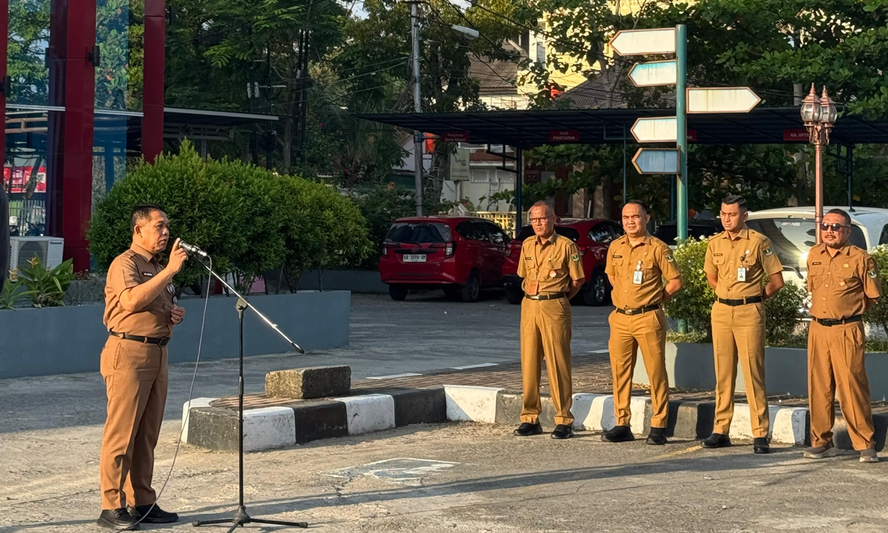 Kepala Bapenda Sumbar H Al Amin mengajak ASN UPTD PPD Padang meningkatkan tanggung jawab, kejujuran, dan pelayanan pajak daerah di Samsat Padang 2026.