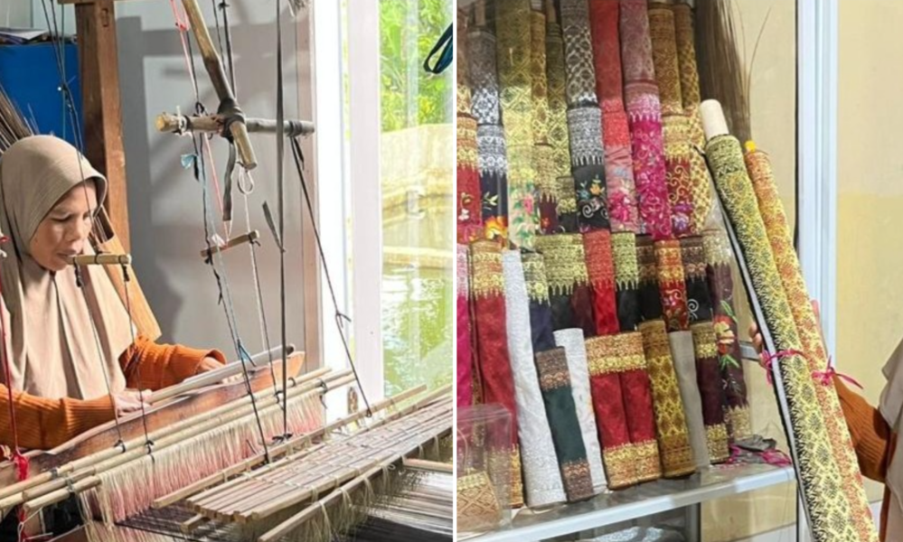 Nas (52) menenun Songket Halaban menggunakan alat tenun tradisional di rumahnya, Nagari Halaban. (Foto: Irfan/Padeks)