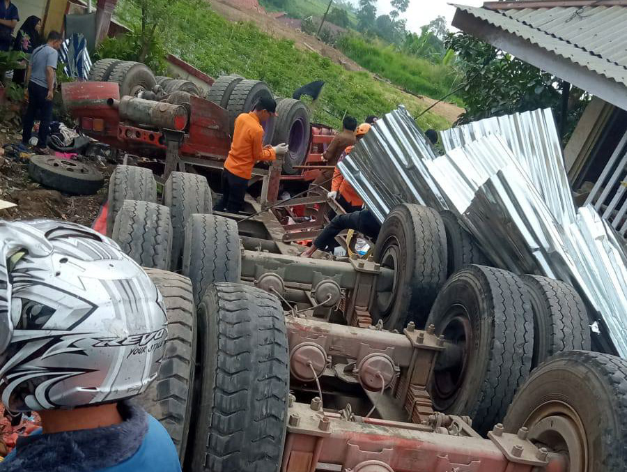 Kecelakaan beruntun di Padangpanjang-Bukittinggi tewaskan lima orang dan lukai empat lainnya di Tanahdatar, Senin pagi.