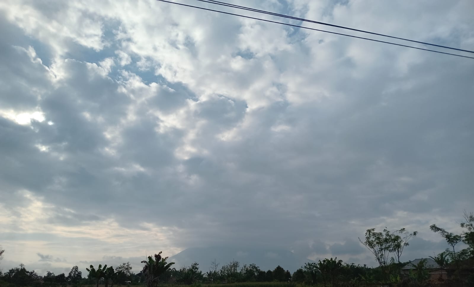 Kondisi terkini Gunung Marapi yang tertutup awan tebal, Selasa (27/1/2026).
