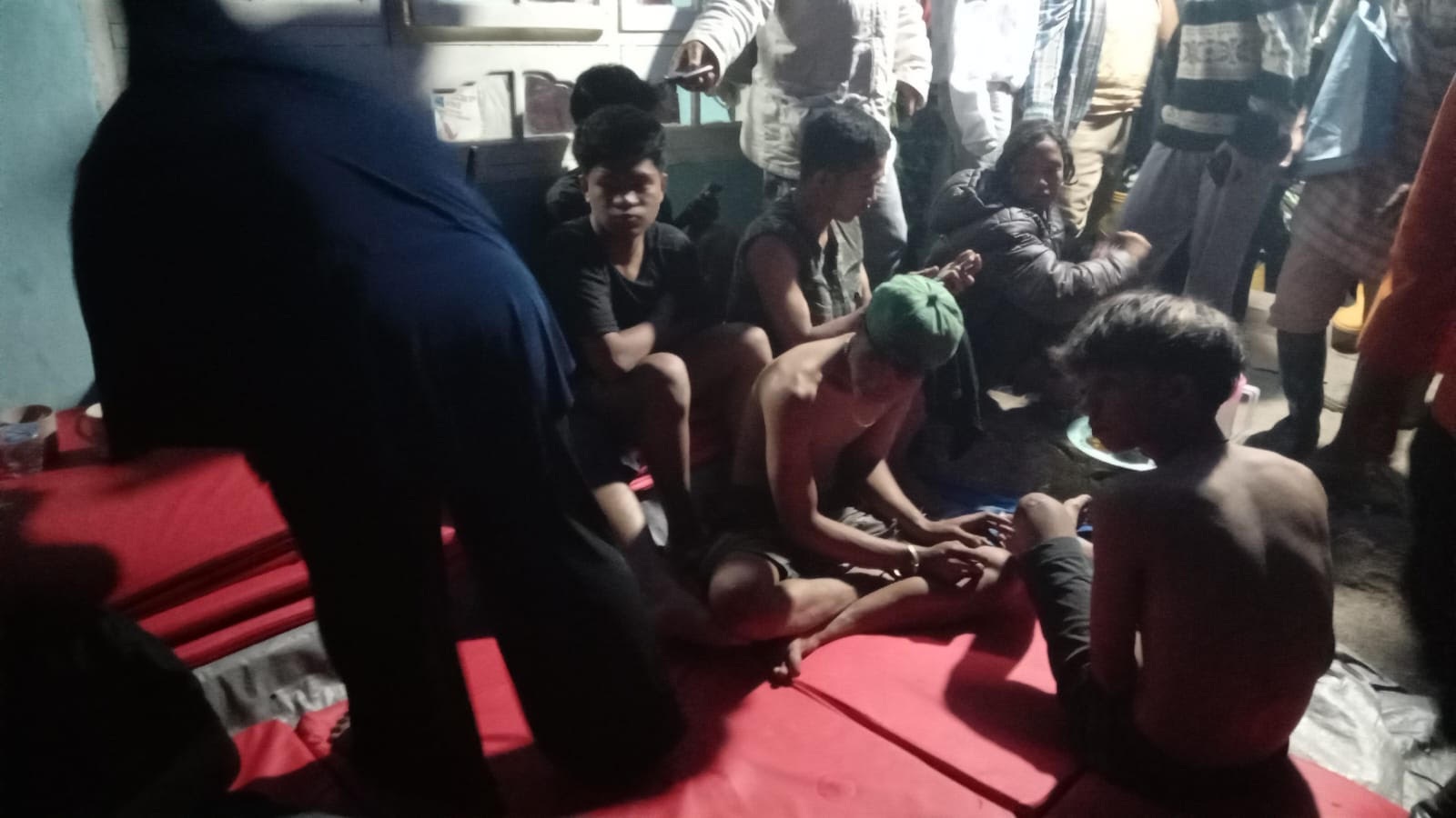 Tujuh remaja yang tersesat saat meninjau lokasi awal kejadian banjir bandang di Sungaibatang berhasil dievakuasi tim SAR gabungan, Senin (26/1) dini hari.