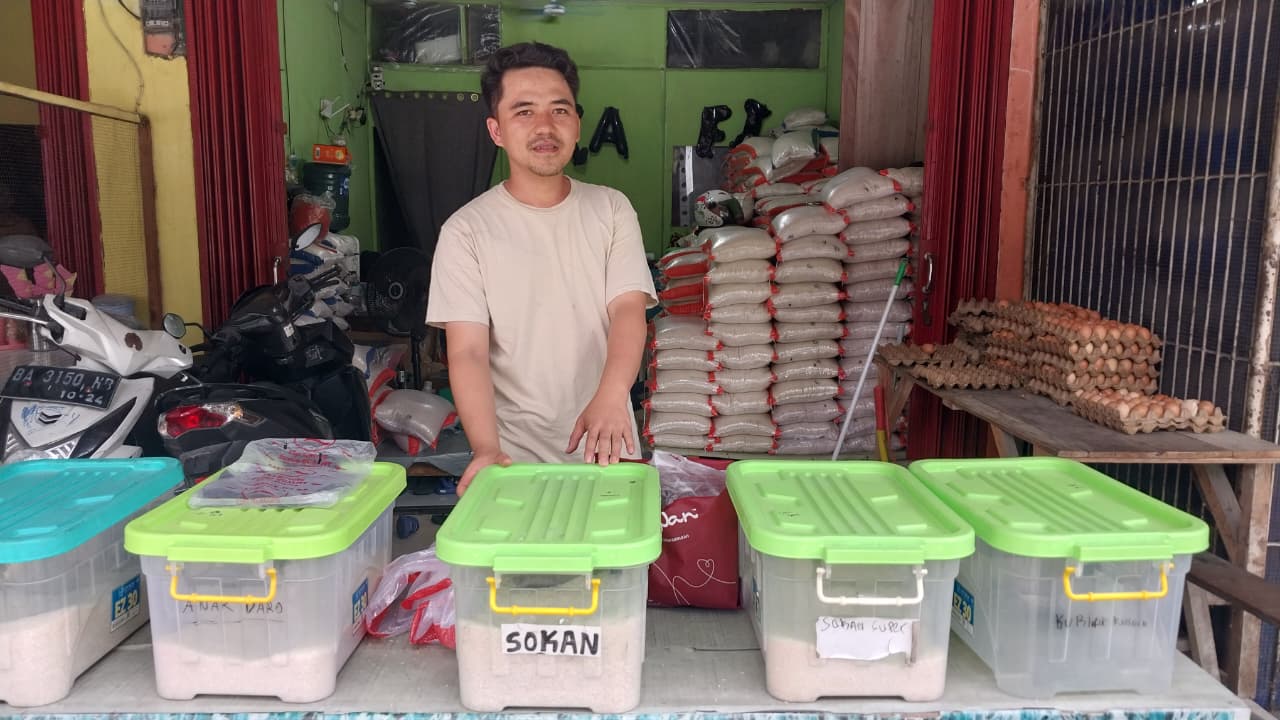 Salah seorang pedagang beras di kawasan Ulakkarang sedang menunggu pembeli, Selasa (27/1/2026).