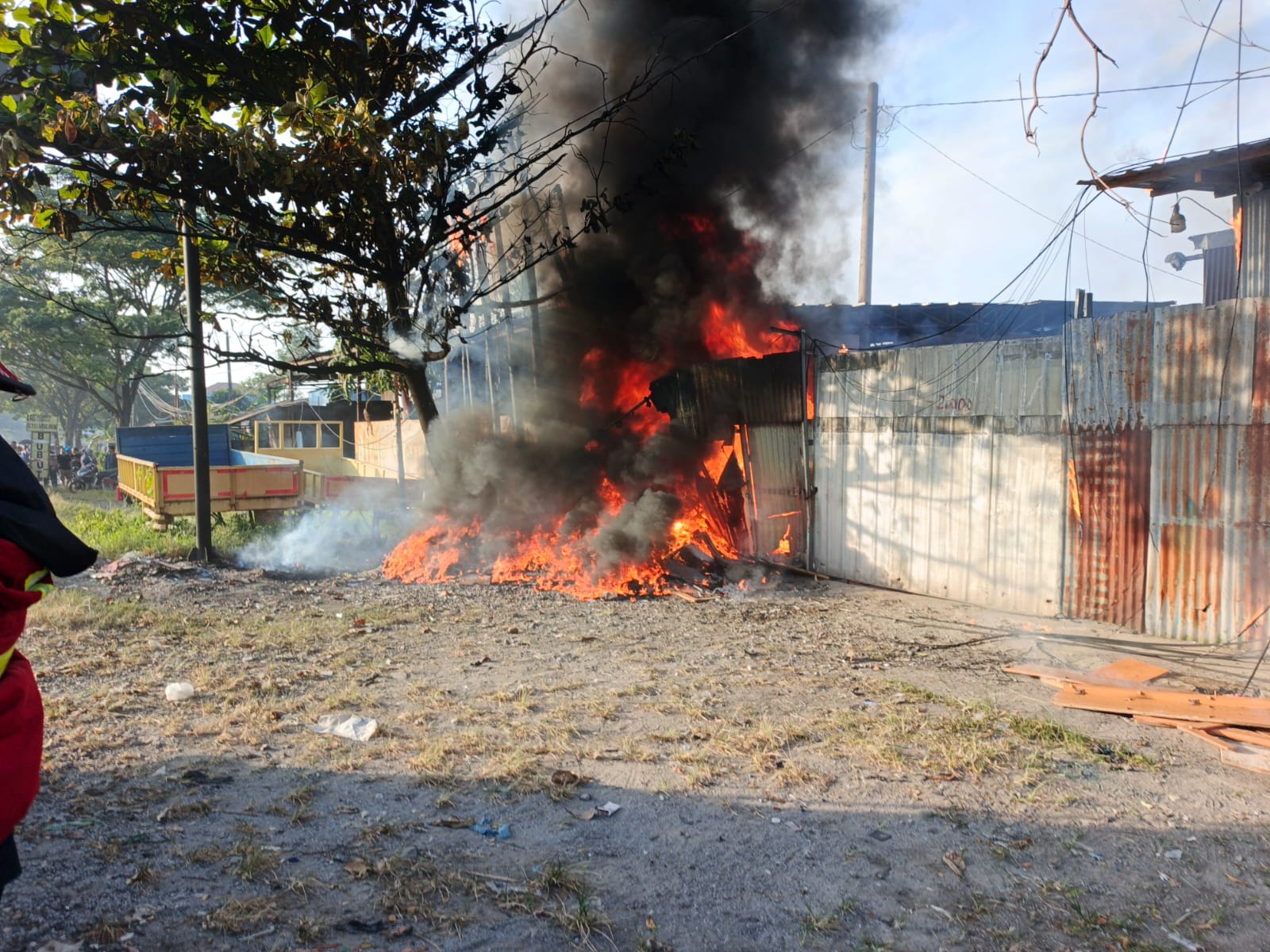 Gudang rongsokan di Kuranji Padang terbakar Selasa pagi. Kerugian Rp150 juta, api padam 31 menit, 5 unit damkar dikerahkan.