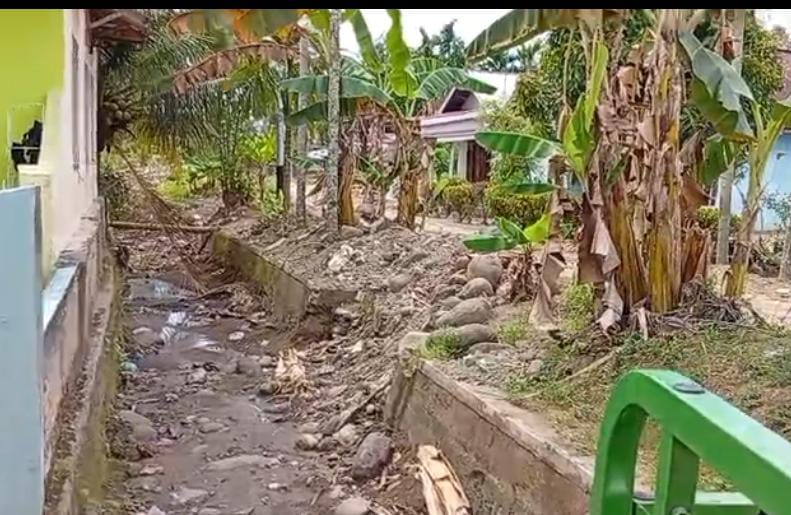 Penampakan irigasi masyarakat di kawasan Lubukminturun, Kecamatan Kototangah, Kota Padang.