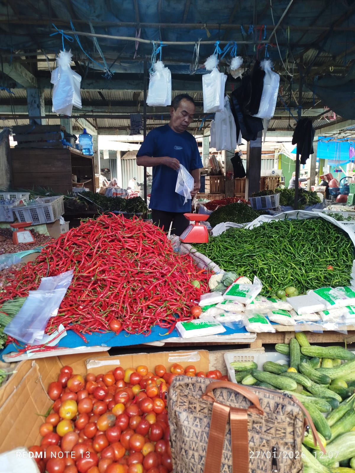 Harga cabai merah di Pasar Baru Pulau Punjung, Dharmasraya, mengalami penurunan, Selasa (27/1/2026).
