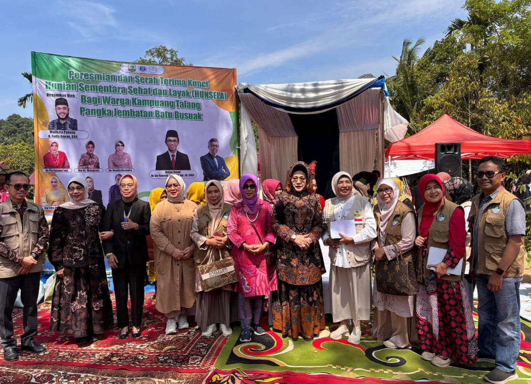Tim IKA Unand hadiri penyerahan kunci 11 unit Hunian Sementara Sehat dan Layak (Hunsela) kepada warga Talang Batu Busuak.(Foto: IKA Unand)