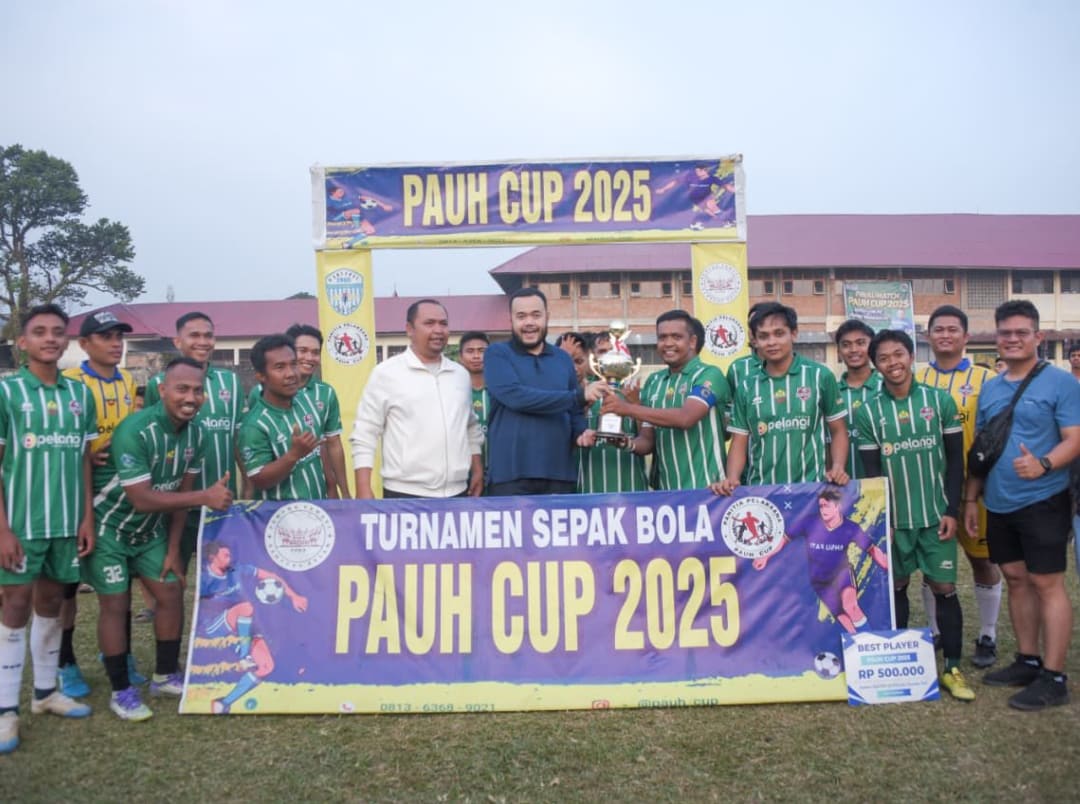 Wali Kota Padang Fadly Amran menutup Turnamen Pauh Cup 2025 di Lapangan Pauh Kampung Dalam, Minggu (25/1/2026).(Foto: Prokopim)