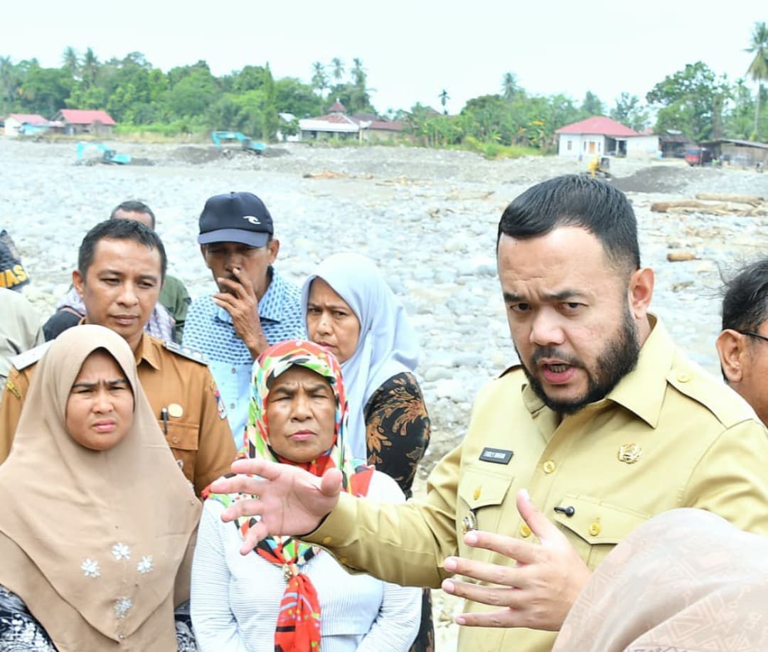 Wali Kota Padang Fadly Amran meninjau normalisasi sungai dan perbaikan jaringan irigasi di Koto Tuo, Selasa (27/1/2026).(Foto: Prokopim)