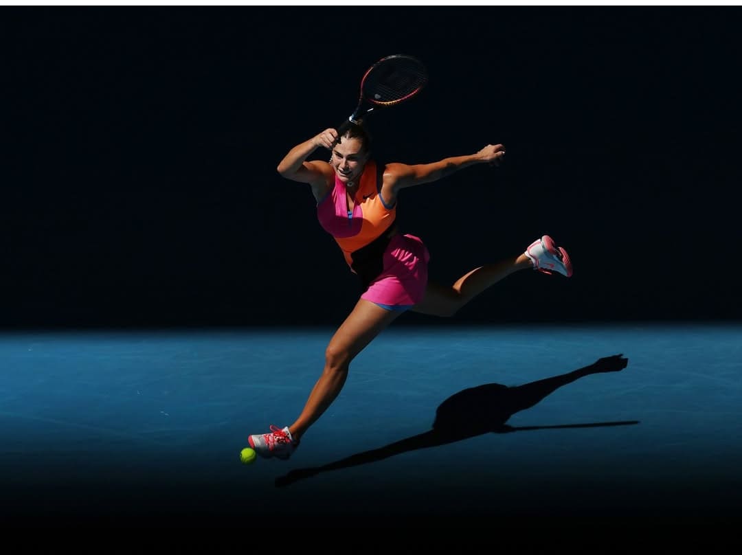 Aryna Sabalenka menaklukkan Eva Jovic 6-3, 6-0 di Rod Laver Arena, memastikan tiket ke semifinal Australia Open 2026.(Foto: IG @arynasabalenka)
