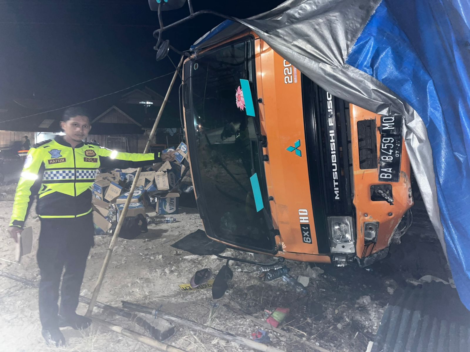 ecelakaan maut terjadi di ruas Jalan Raya Solok-Padang, Senin malam (26/1/2026). Truk bak hilang kendali akibat patah as, tabrak mobil sedan dan ruko hingga terbalik.