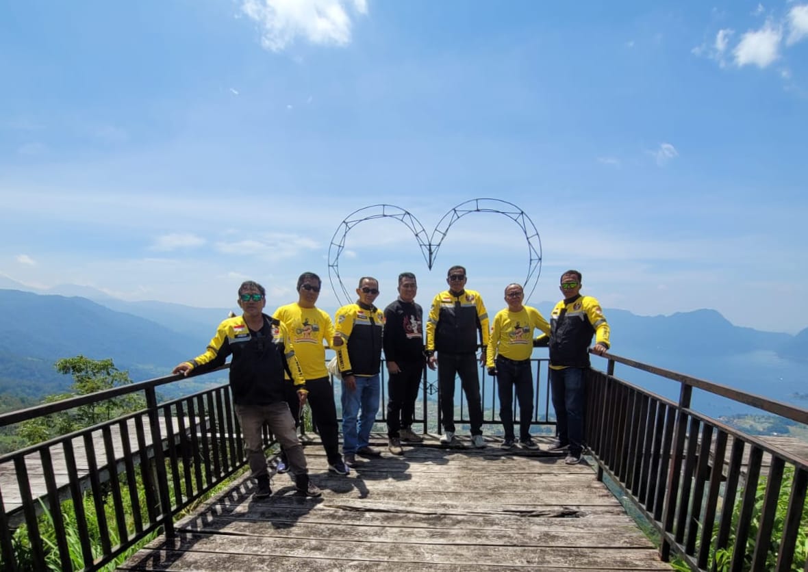 KEARIFAN LOKAL: Bukik Sakura di Palembayan, Agam, merupakan destinasi wisata alam perbukitan yang menawarkan panorama memukau Danau Maninjau dan hutan asri, berlokasi di Nagari Baringin.