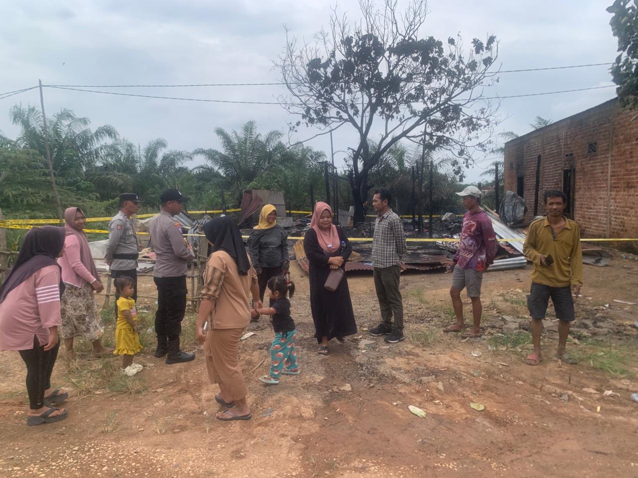 Satu unit rumah semi permanen milik Sepriadi ludes terbakar pada Selasa (27/1/2026) sekitar pukul 09.30 WIB. Peristiwa terjadi di Jorong Sungai Betung, Nagari Koto Baru, Dharmasraya.