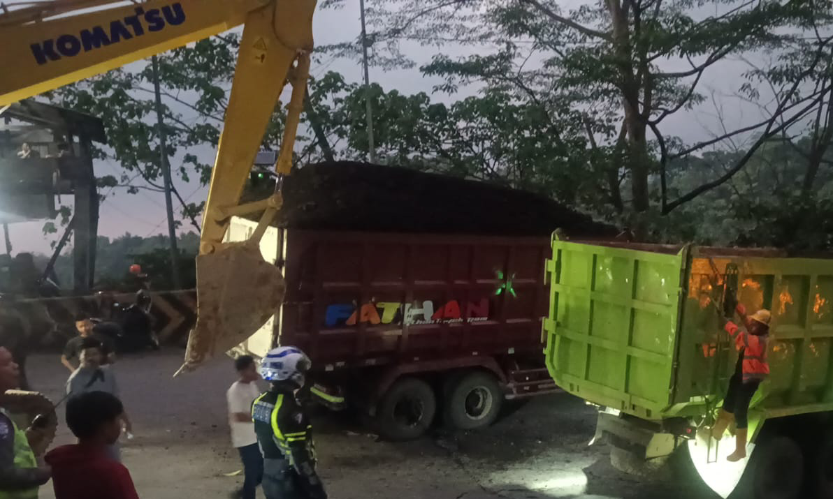 Truk angkut batu bara rusak di Panorama I Sitinjaulauik menyebabkan buka tutup di Jalur Padang-Solok, Selasa (27/1/2026).