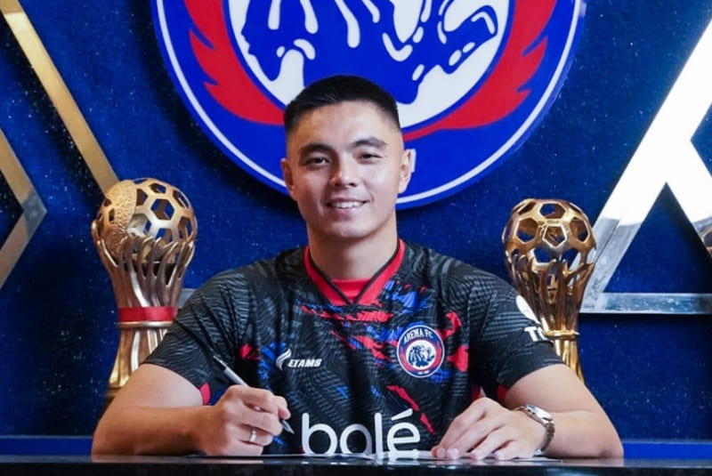 Arema FC mendatangkan penjaga gawang Gianluca Claudio Pandeynuwu dari Persis Solo.(FOTO: Ileague.id)