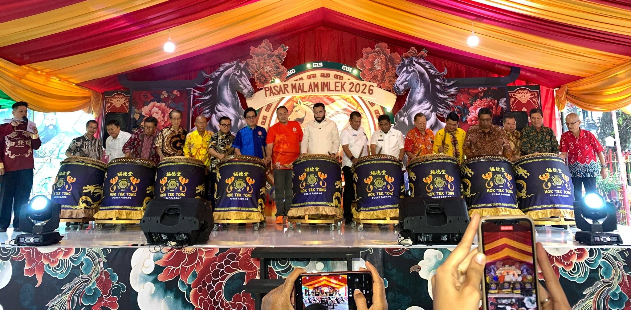 Wali Kota Padang, Fadly Amran saat membuka Pasar Malam Imlek 2577, Rabu (28/1/2026).