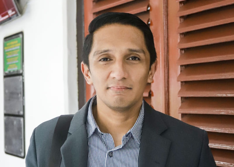 Ghansham Anand, ahli hukum perdata Universitas Airlangga, hadir dalam sidang gugatan Dahlan Iskan terhadap direksi PT Jawa Pos di Pengadilan Negeri Surabaya. (FOTO: JPG)