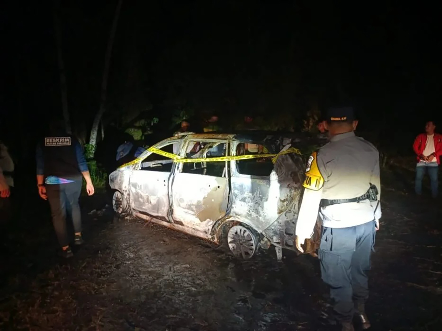 Mobil yang digunakan R dan HJ dibakar warga lantaran kesal atas dugaan tindak pencurian ternak yang mereka lakukan.