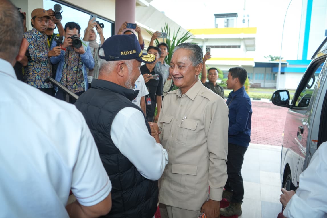 Menteri Pekerjaan Umum (PU) RI Dody Hanggodo tiba di Bandara Internasional Minangkabau, Kabupaten Padangpariaman, Rabu (28/1/2026), untuk meninjau infrastruktur strategis Sumatera Barat.