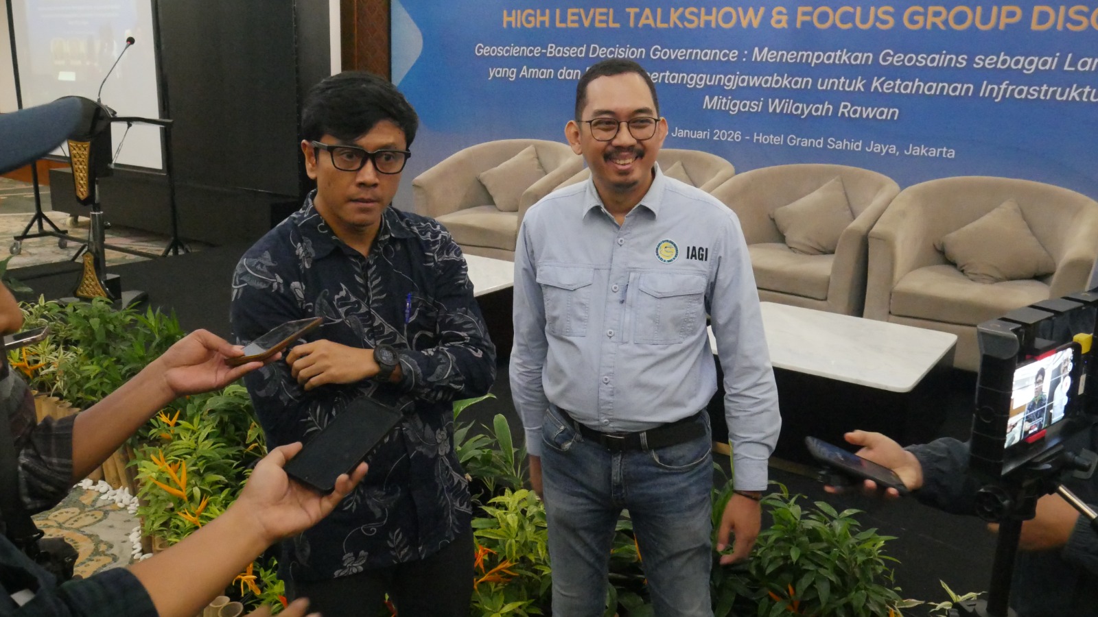 Sekjen PP IAGI, Dr. Eng. Ir. Mirzam Abdurrachman, S.T., M.T dan Bendahara PP IAGI, Ir. Andyono Broto Santoso, S.T., M.T.