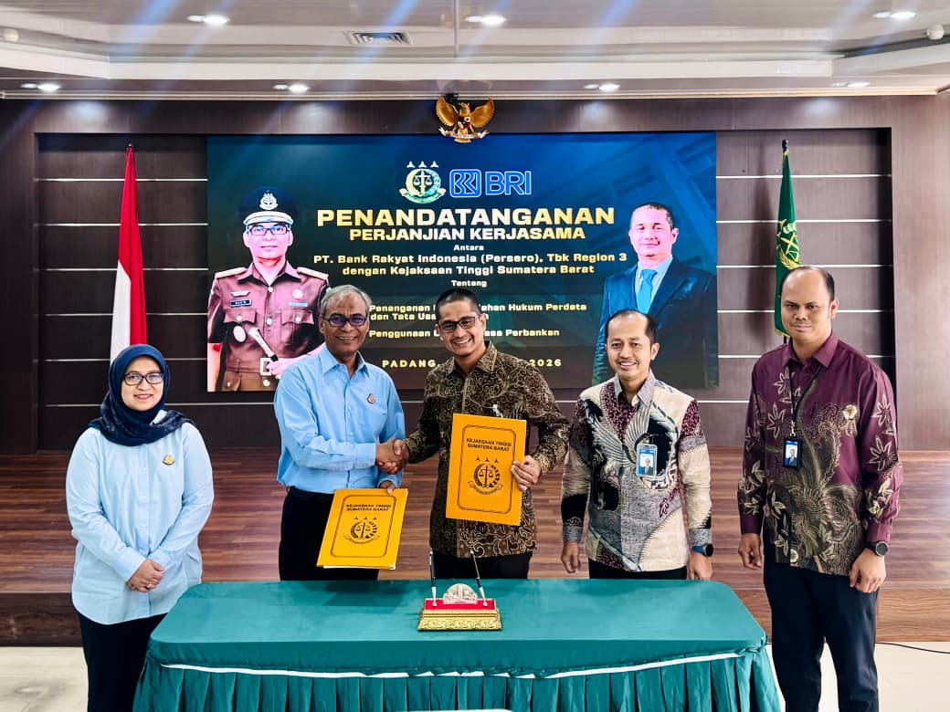 Kejati Sumbar dan BRI Region 3 Padang menandatangani kerja sama penanganan hukum perdata-TUN dan layanan perbankan, Selasa (27/1/2026) di Padang.