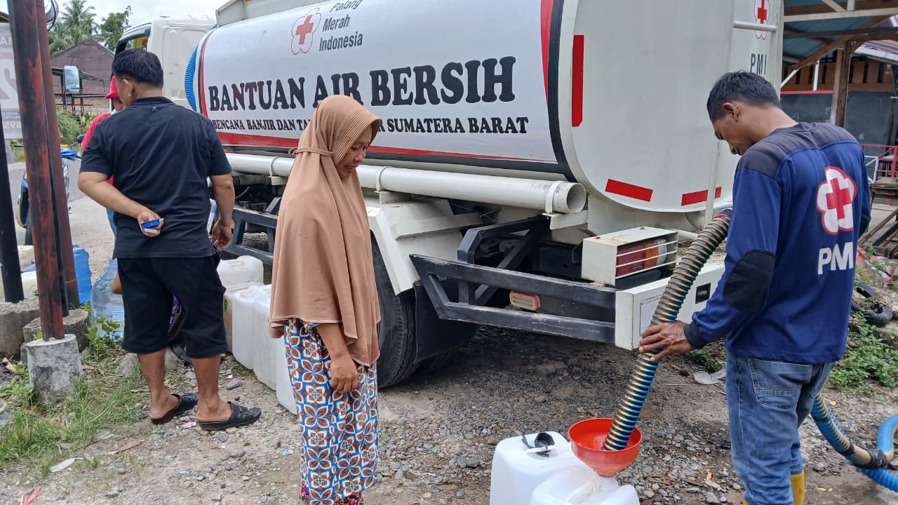 Warga saat antre mengisi air dari mobil tangki bantuan air bersih di Kota Padang.