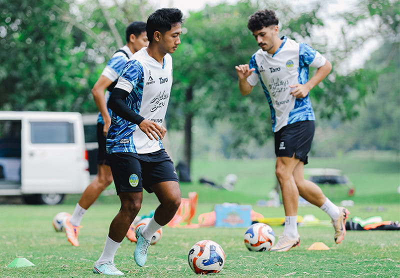 PSIM Yogyakarta latihan persiapan laga tandang lawan Borneo FC di pekan ke-19 BRI Super League. Pelatih Van Gastel fokus adaptasi cuaca dan pemulihan pemain cedera.(FOTO: Ileague.id)