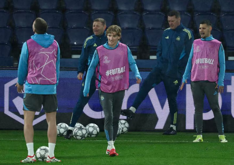 Para pemain Newcastle berlatih di tengah hujan di Paris di Parc des Princes, Selasa malam jelang laga melawan PSG di Liga Champions. (FOTO: UEFA)