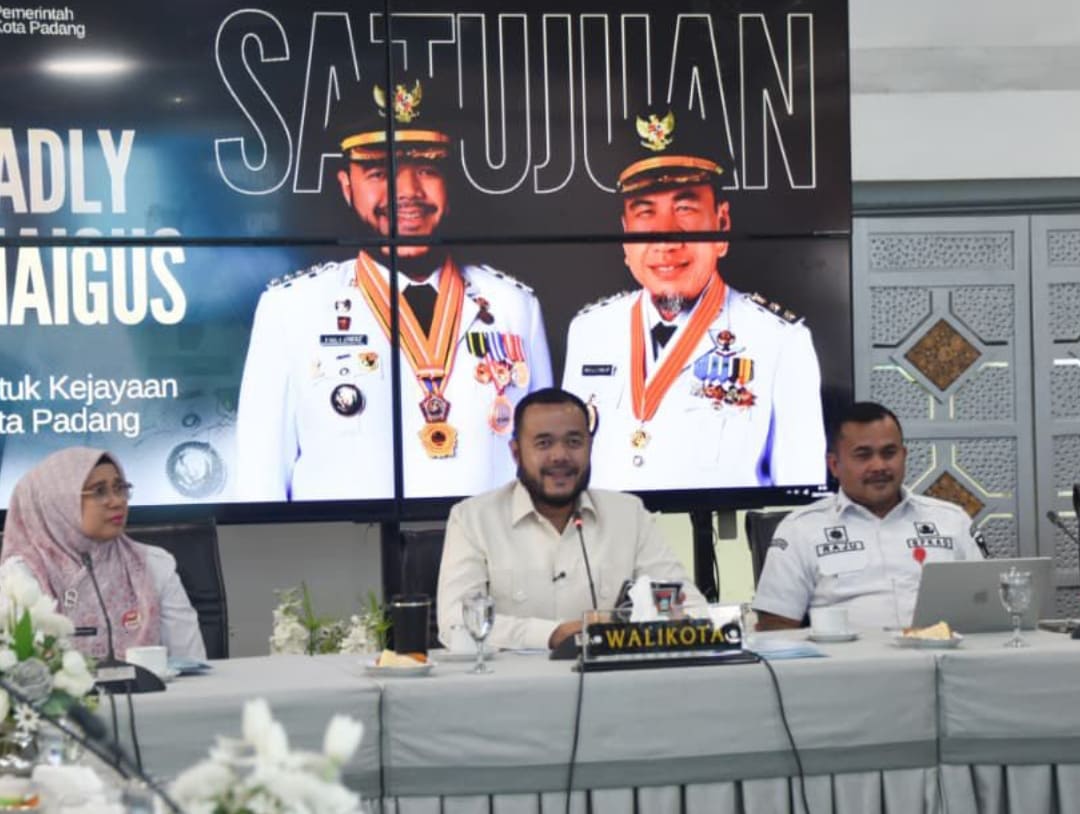 Wali Kota Padang Fadly Amran mengikuti rapat virtual dengan KLH RI membahas revitalisasi Sungai Batang Arau dan pengadaan Bus Listrik.(Foto: Prokopim)