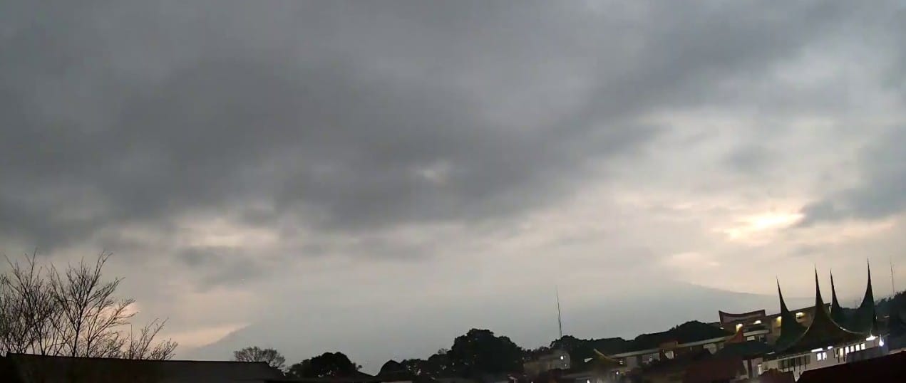 Gunung Marapi kembali mengalami erupsi pada Rabu (28/1/2026) pagi sekitar pukul 06.48 WIB. Namun, kolom abu akibat erupsi tersebut tidak teramati karena puncak gunung tertutup awan.