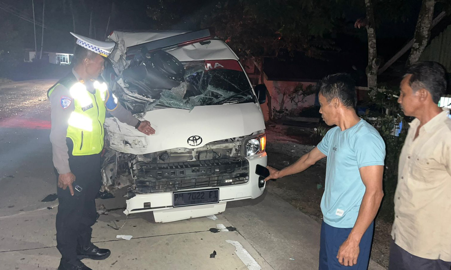 TKP kecelakaan Hiace dan truk Hino di Jalinsum Sijunjung Rabu dini hari menyebabkan lima orang luka-luka. Korban dirawat di RSUD Sijunjung.