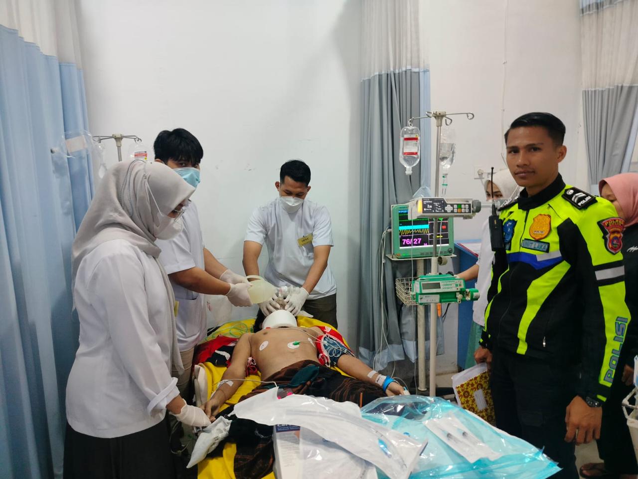 Kecelakaan di Jalan Solok&ndash;Padang, Nagari Cupak, Rabu pagi 28 Januari 2026, menewaskan pengendara motor setelah tabrakan dengan truk Hino.