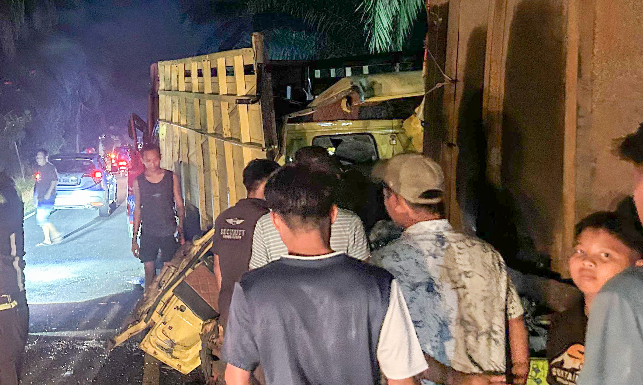 Tabrakan beruntun empat kendaraan di Jalan Padang&ndash;Pasaman, Agam, Rabu malam, menewaskan tiga orang. Polisi masih menyelidiki penyebab kecelakaan.