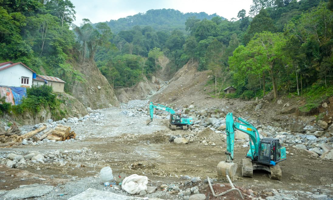 Menteri PU Dody Hanggodo instruksikan Jalan Lembah Anai di Tanahdatar dibuka 24 jam saat libur Idul Fitri 2026 demi kelancaran arus mudik. Terlihat pengerjaan perbaikan jalan di Lembah Anai.