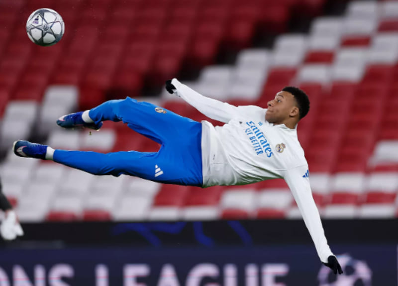 Kylian Mbappe latihan bersama rekan-rekan Real Madrid jelang laga fase grup Champions League melawan Benfica. (Foto: realmadrid.com)