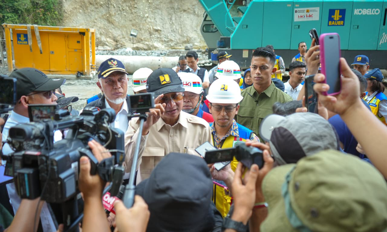 Menteri PU Dody Hanggodo meninjau Jalan Malalak&ndash;Bukittinggi di Agam, menyiapkan jembatan permanen dan anggaran Rp667 miliar pascabencana.