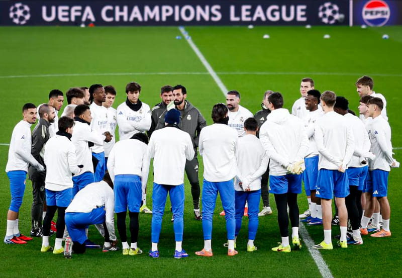 Pelatih Real Madrid, &Aacute;lvaro Arbeloa, memimpin sesi latihan tim jelang laga Benfica vs Real Madrid pada fase liga Liga Champions 2025/2026.(Foto: UEFA)