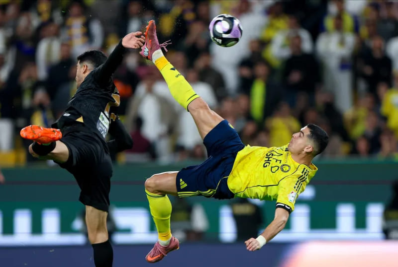 Cristiano Ronaldo mencetak gol tendangan salto untuk Al Nassr melawan Al Khaleej, di Stadion Al-Awwal Riyadh pada 23 November 2025. (Foto: Dok. spl.com.sa)