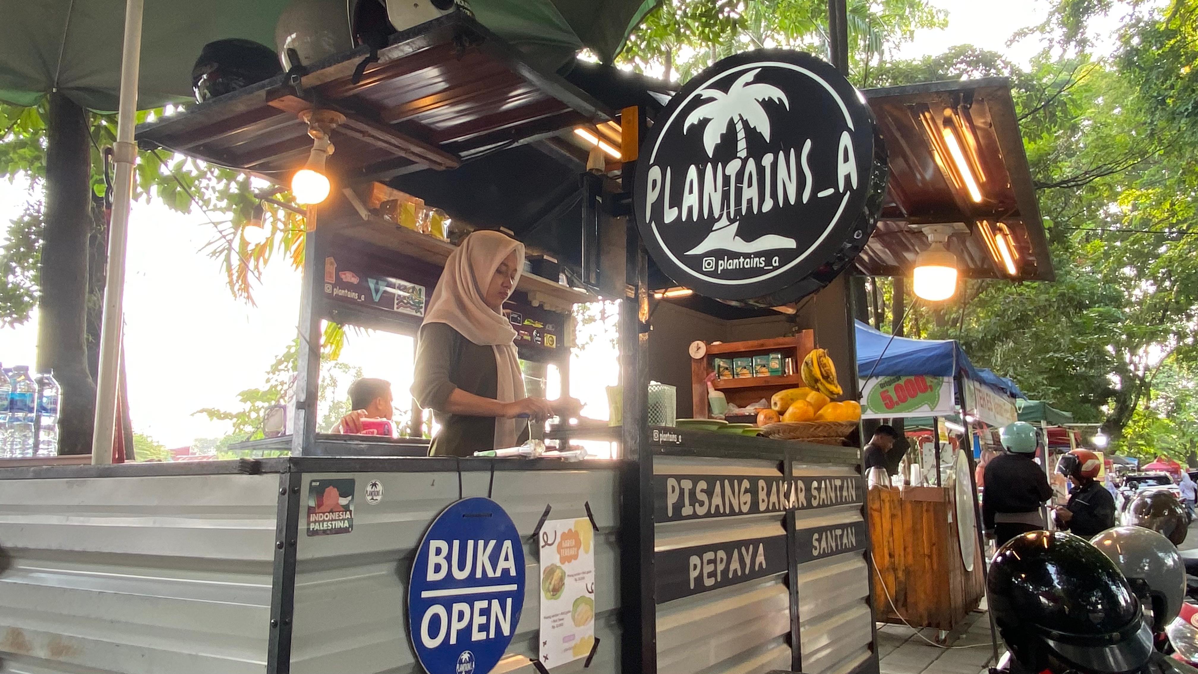 Tampak stand Plantains_A dari jalan GOR Haji Agus Salim, Padang.