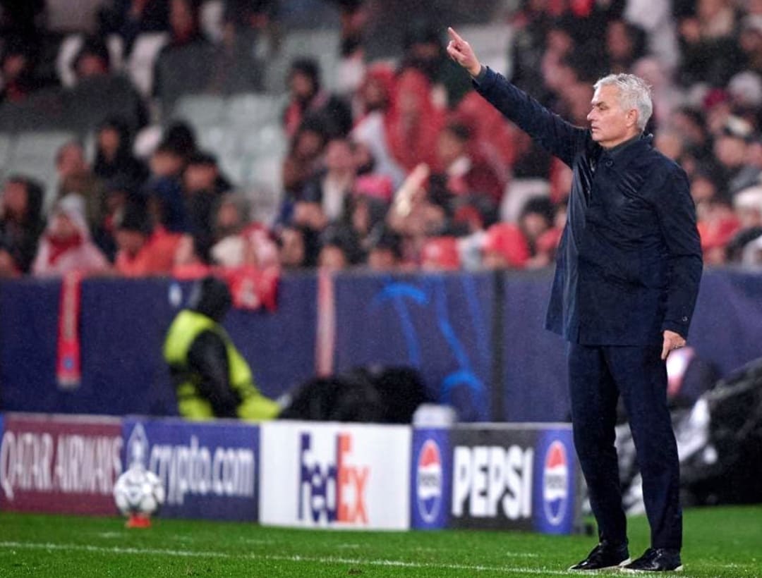 Pelatih Benfica Jose Mourinho memberi instruksi saat memimpin timnya menghadapi Real Madrid pada laga Liga Champions di Estadio da Luz, Lisbon.(Foto: UEFA.com)