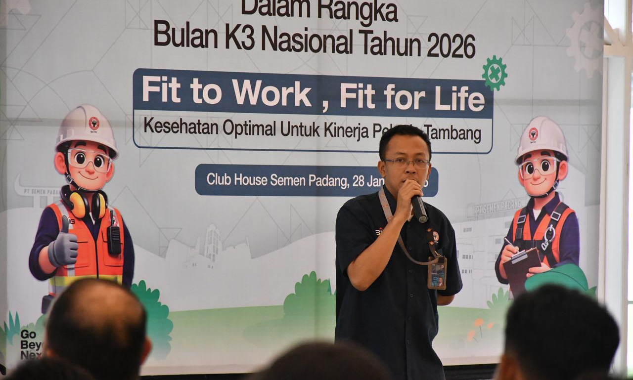 Kepala Teknik Tambang PT Semen Padang, Hendri Priparis, membuka seminar kesehatan Bulan K3 Nasional 2026.
