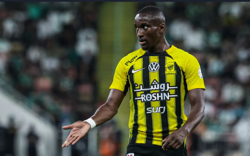 Moussa Diaby tampil sebagai pemain sayap ofensif Al-Ittihad di Saudi Pro League, menunjukkan kecepatan dan kemampuan menyerangnya.(Foto: spl.com.sa)