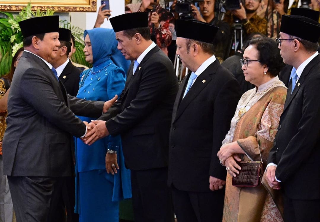 Presiden Prabowo melantik Mentan Amran Sulaiman jadi anggota Dewan Energi Nasional. Tegaskan peran sektor pertanian dalam pengembangan energi hijau.(Foto: Humas)