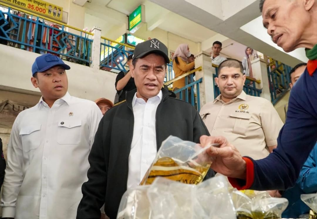 Menteri Pertanian Andi Amran Sulaiman saat melakukan sidak harga pangan di Pasar Tagog, Padalarang, Bandung Barat, Rabu (28/1/2026).(Foto: Humas)